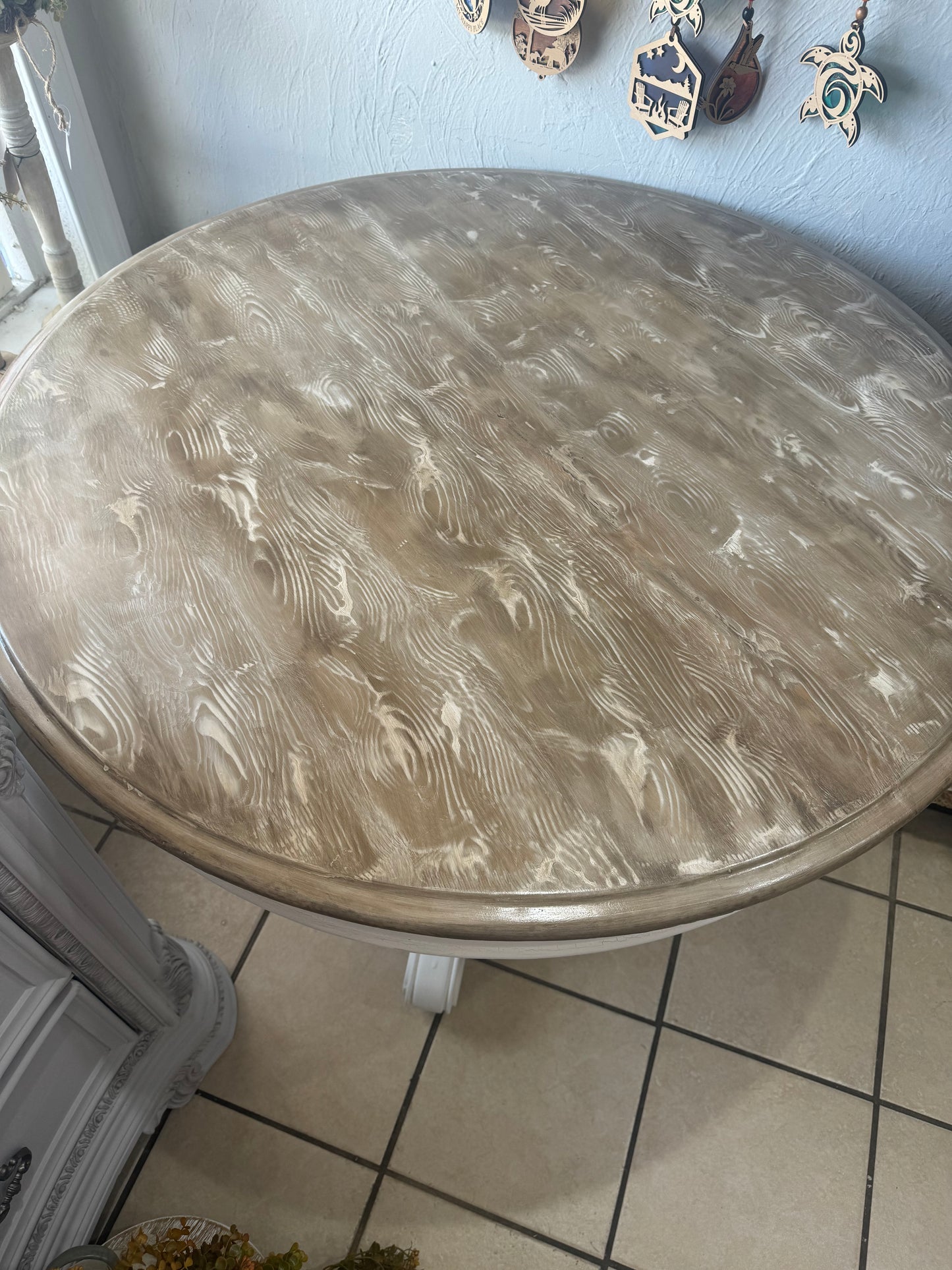 Meet “Jessie” Round Pedestal Table