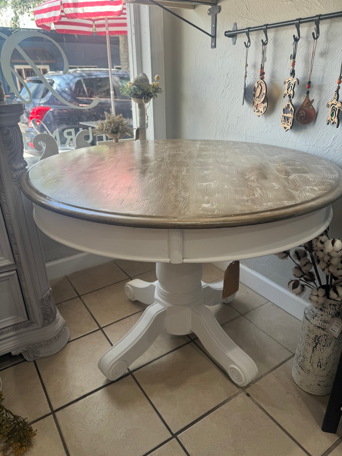 Meet “Jessie” Round Pedestal Table