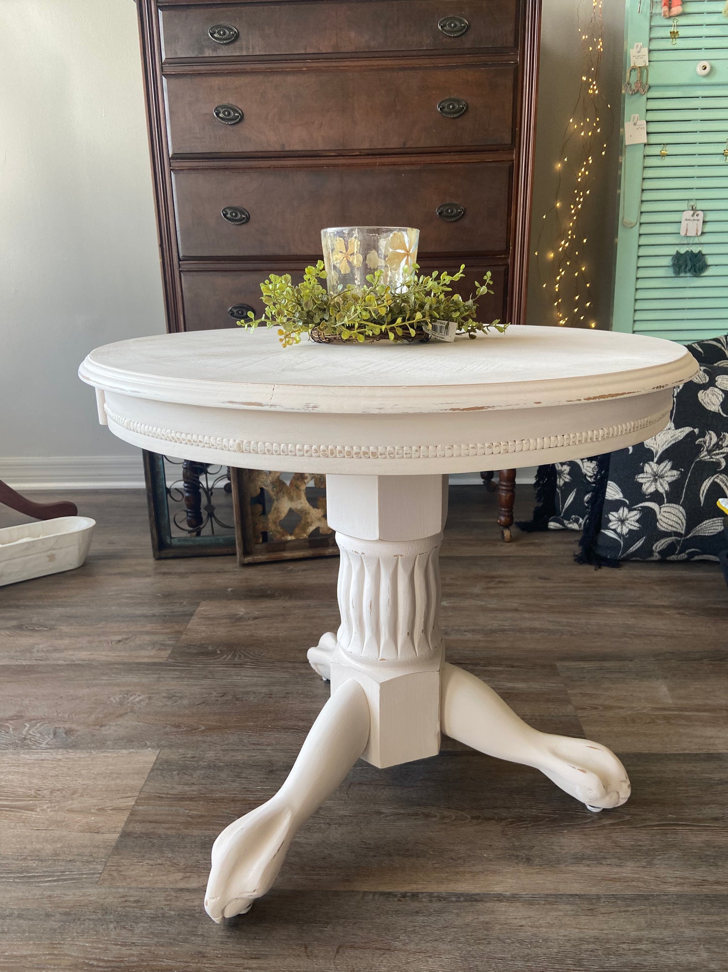 Meet “Rose” small pedestal table